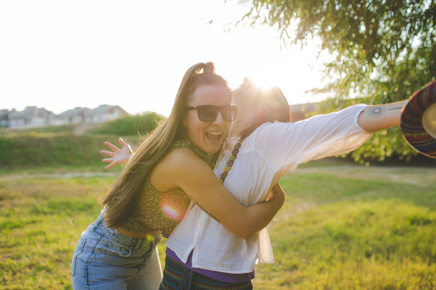 在一个阳光明媚的日子里，女性朋友在户外玩耍图片下载