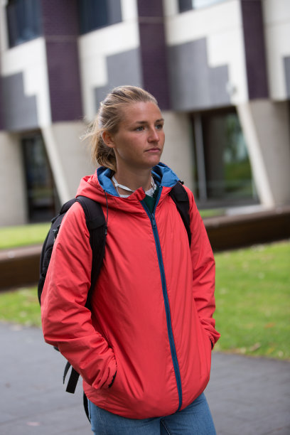 女学生探索校园图片下载