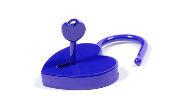 锁的爱-蓝色的心锁孤立在白色图片下载