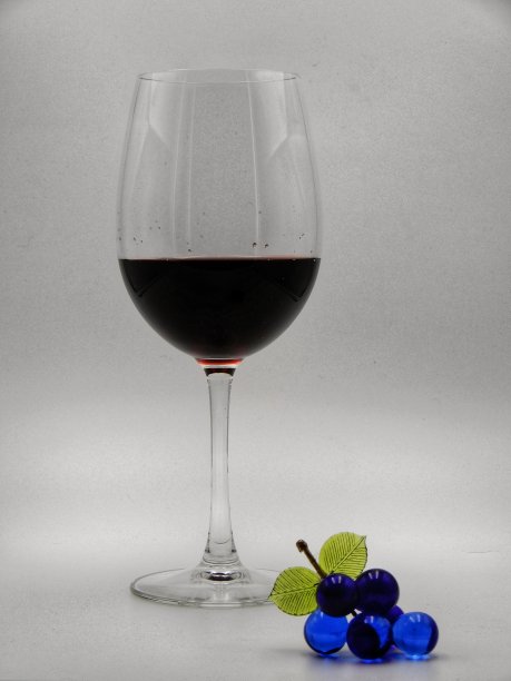 酒杯，高脚杯，白色背景的红酒和蓝色葡萄酒杯，背景和复制空间图片下载