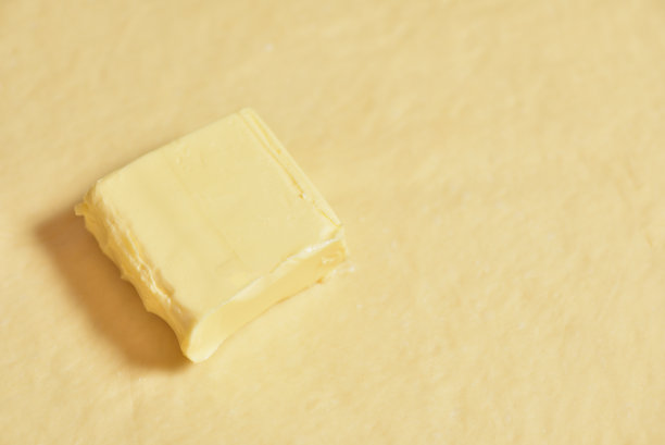 生面团上有一块黄油图片下载