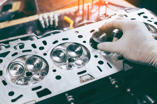 在汽车修理厂工作的汽车修理工。维修服务。图片下载