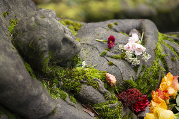 美丽古老的墓碑图片下载