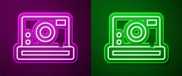 发光的霓虹灯线照片相机图标孤立在紫色和绿色的背景。与相机图标。向量图片下载