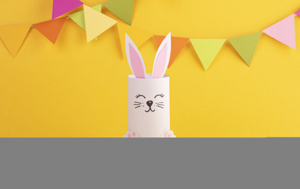 可爱的复活节兔子纸做的，手工制作。复活节快乐图片下载