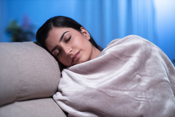 年轻女人睡觉-库存照片图片下载