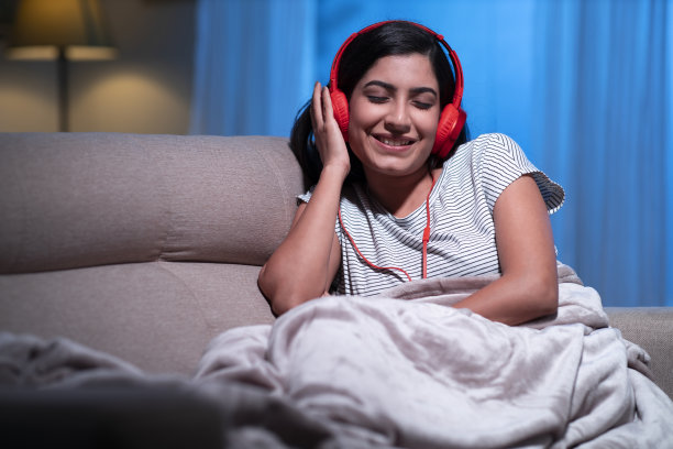 年轻女子晚上听音乐图片下载