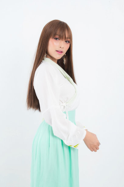 美丽的韩国女人肖像在工作室。图片下载