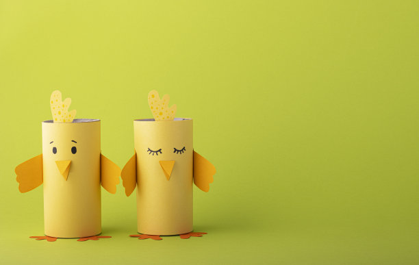 可爱的小鸟用卫生纸做的绿色背景图片下载