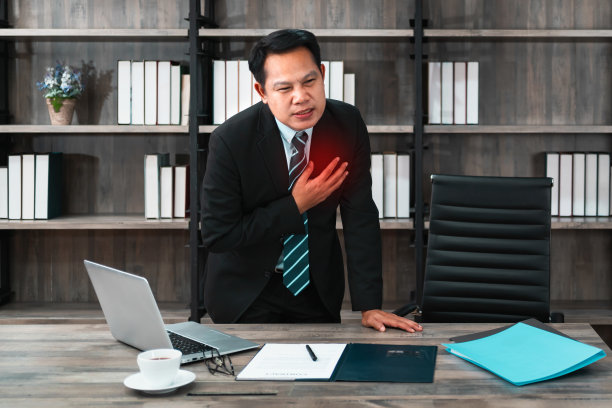 人们因心脏病发作而胸痛。医疗保健的概念图片下载