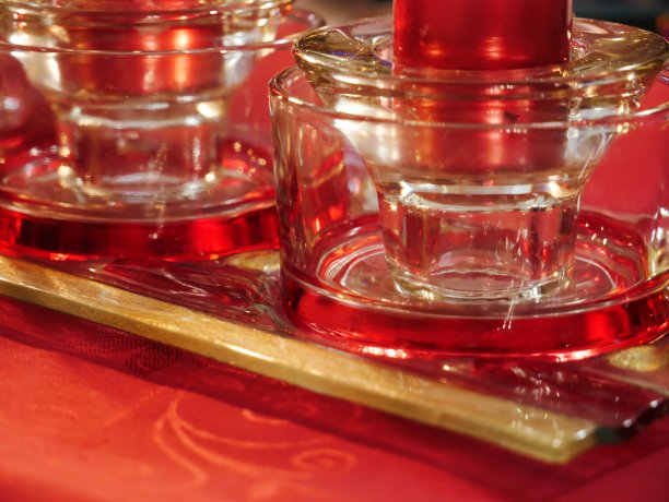 特写两个红色和透明的玻璃烛台图片下载