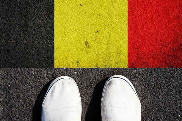 运动鞋和比利时国旗。从以上观点。图片下载