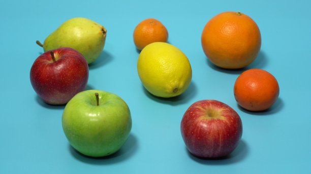 蓝色背景下的成熟水果图片下载