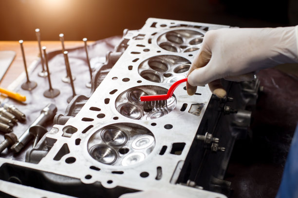 在汽车修理厂工作的汽车修理工。维修服务。图片下载