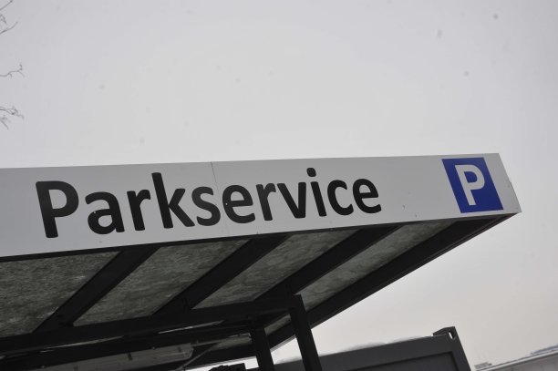 蓝色停车标志，白色P字母图片下载