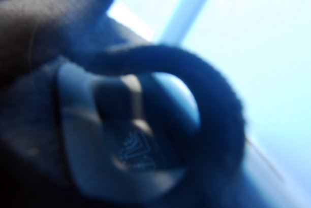 蓝色让人联想到寒冷和悲伤图片下载