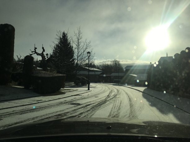 雪和太阳图片下载