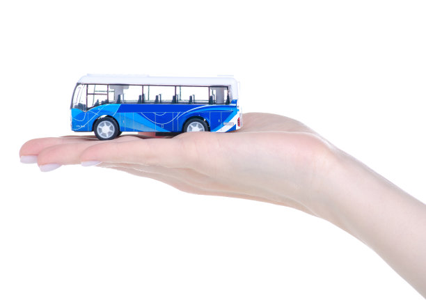 手里拿着玩具巴士模型图片下载