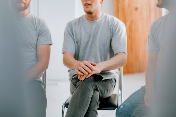 关闭了。背景图片是年轻人友好的握手图片下载