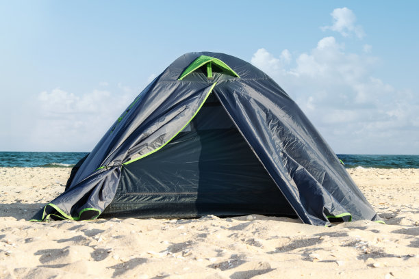 在海边搭帐篷休息。图片下载