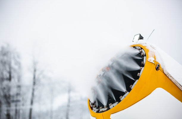 雪炮，机器或枪为滑雪者或滑雪板滑雪者在斜坡或山上下雪，人工雪图片下载