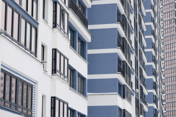 城市中新的现代住宅的蓝色立面图片下载