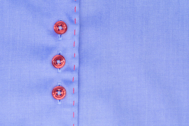 特写的蓝色时尚衬衫与一个红色的扣子。昂贵的品牌衬衫图片下载