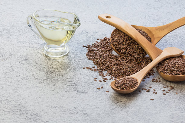 亚麻籽油和亚麻籽植物来源的omega-3，降低胆固醇，用于食物作为膳食沙拉酱，在美容，在草药图片下载
