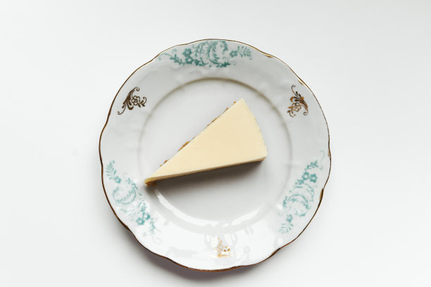盘子里的一块芝士蛋糕图片下载