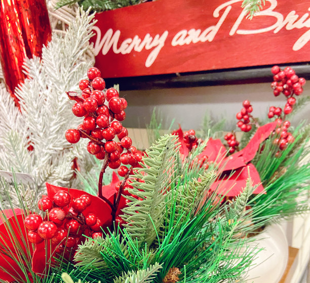 圣诞装饰与浆果和圣诞树的树枝。快乐和明亮。图片下载