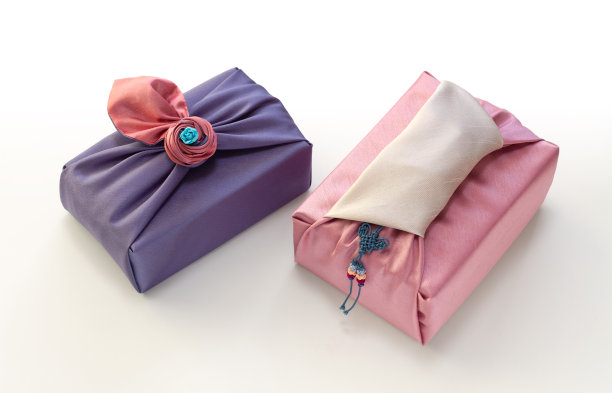 韩国传统丝绸包装布(bojagi)和装饰与复制空间。孤立在白色背景上。图片下载