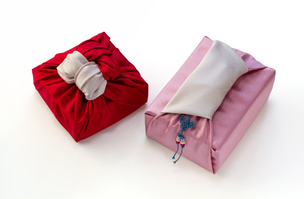 韩国传统丝绸包装布(bojagi)和装饰与复制空间。孤立在白色背景上。图片下载