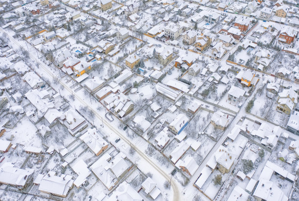鸟瞰居民楼，一排排被雪覆盖的房屋，冬季户外景象图片下载