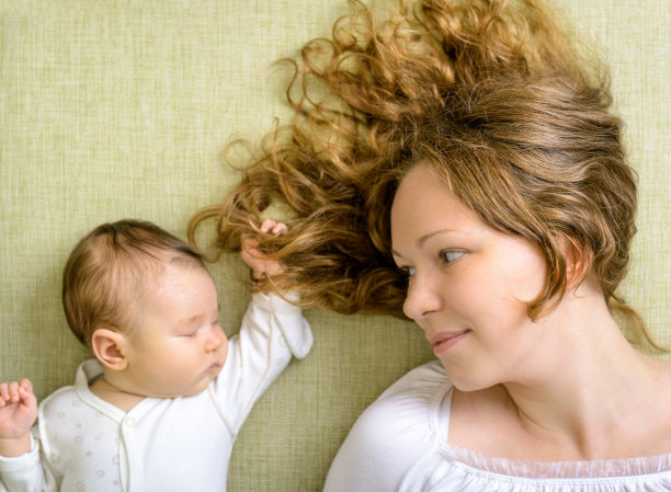 美丽的女人看着她刚出生的女儿图片下载