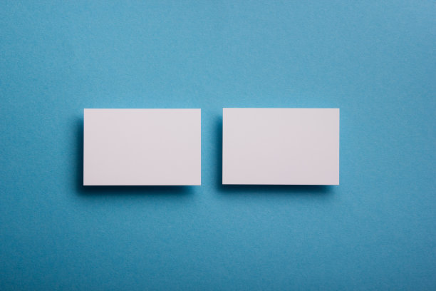 蓝色木质背景的空白名片。企业文具，品牌模型。创意设计师的办公桌。平的。文本复制空间图片下载