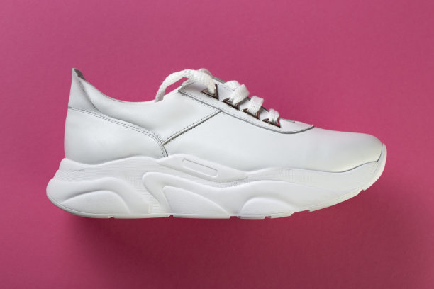 女性时尚的运动鞋在粉红色的背景。生活方式运动鞋运动鞋。空间的文本。前视图。图片下载