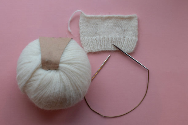 有针织图案的白色羊毛线束图片下载