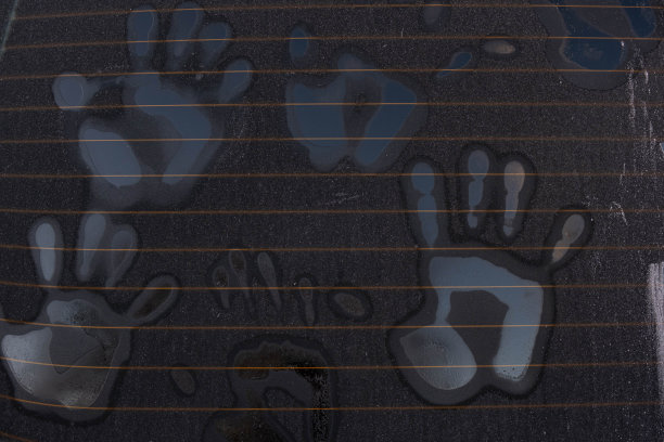 手印在车上的冰冻玻璃上，在街上图片下载