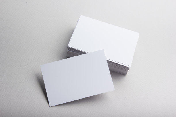 名片空白，白色背景。企业文具，品牌模型。创意设计师的办公桌。平的。文本复制空间图片下载