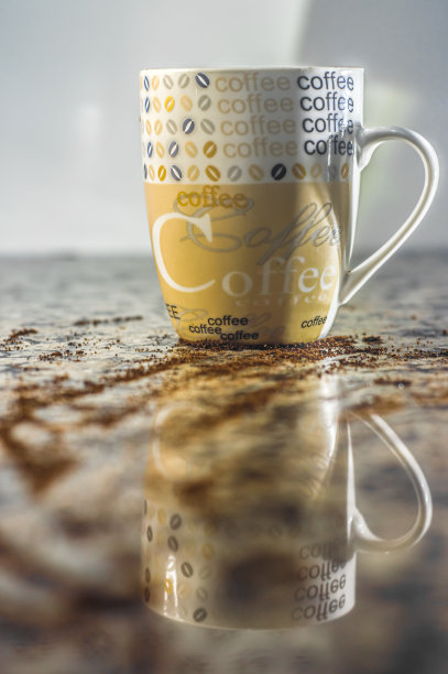 一杯咖啡倒映在桌上，桌上有咖啡粉图片下载