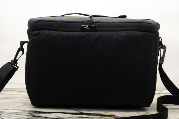 白底丝线上的黑袋图片下载