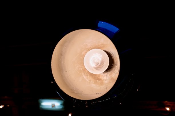 咖啡馆天花板下的昏暗背景上的灯图片下载