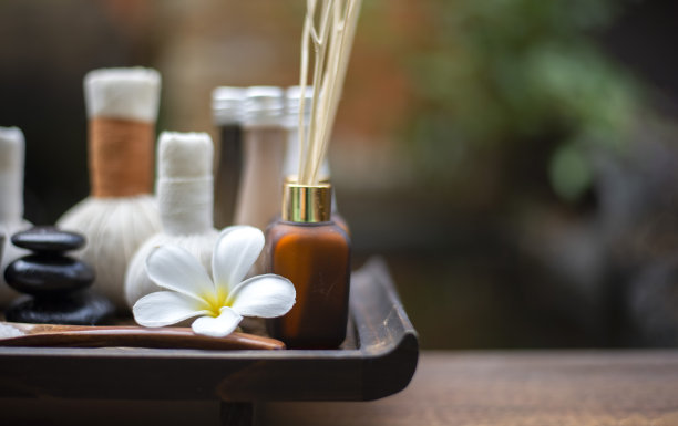 水疗按摩敷球、药草敷球等用在水疗木上进行治疗图片下载