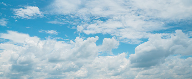 背景图片低角度的明亮的蓝天在一个晴朗的日子。图片下载