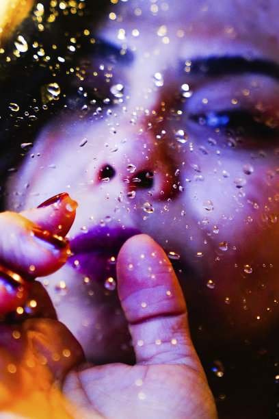 一个悲伤的女人在雨天站在窗前图片下载