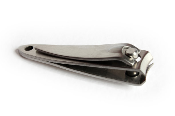 白色背景上的指甲钳图片下载