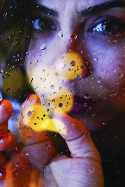 一个下雨天站在窗边的可怜女人图片下载