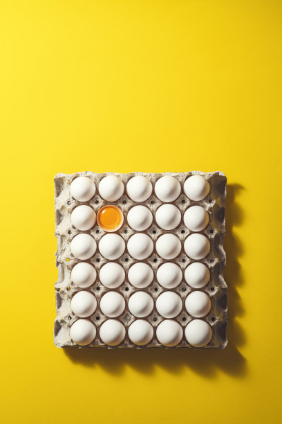 一盒黄色背景的鸡蛋图片下载
