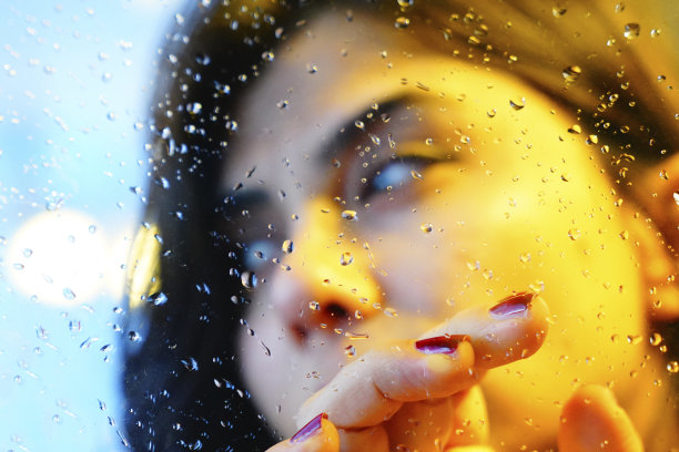 一个下雨天站在窗边的可怜女人图片下载