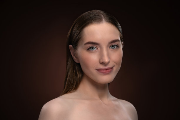 大头照片的快乐女孩与自然的化妆和裸露的肩膀。健康纯皮肤模型孤立在黑色背景。自然化妆理念。温泉和美丽的概念图片下载